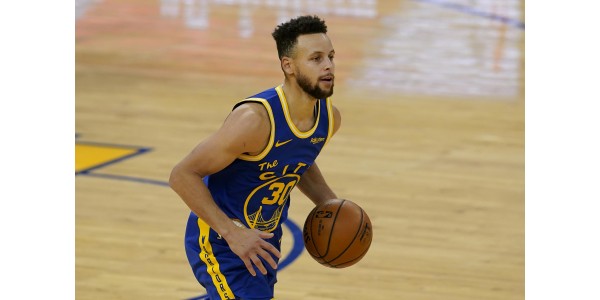 Curry si riprende per giocare per i Golden State Warriors